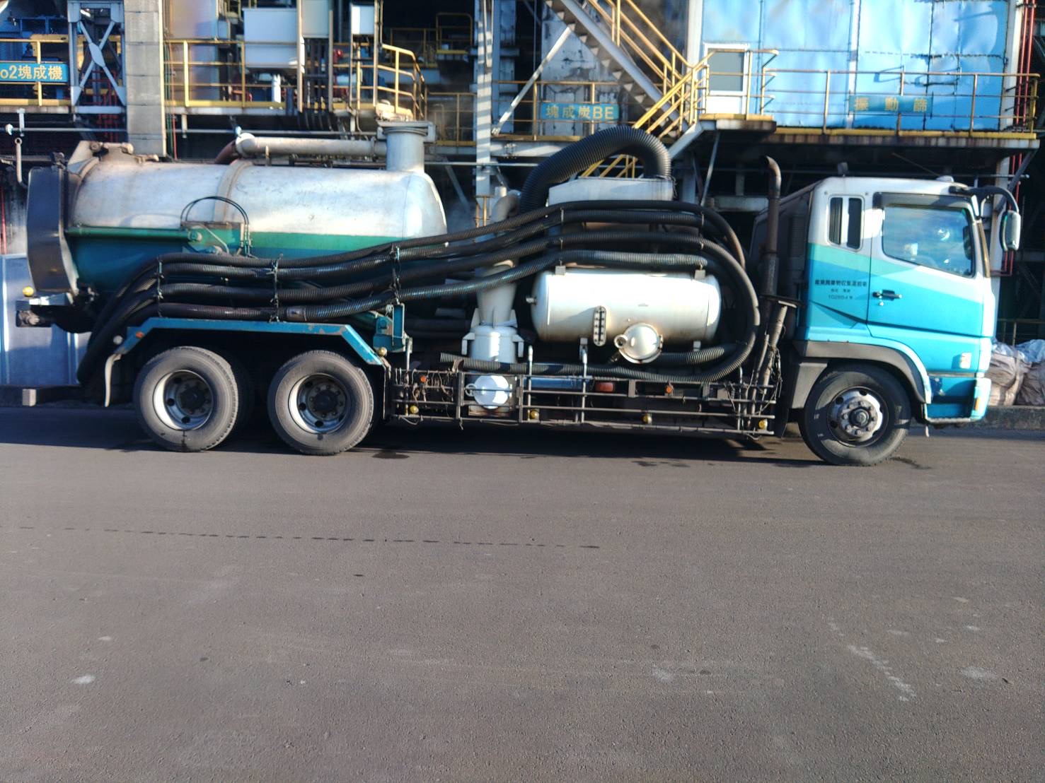工場で稼働する吸引車